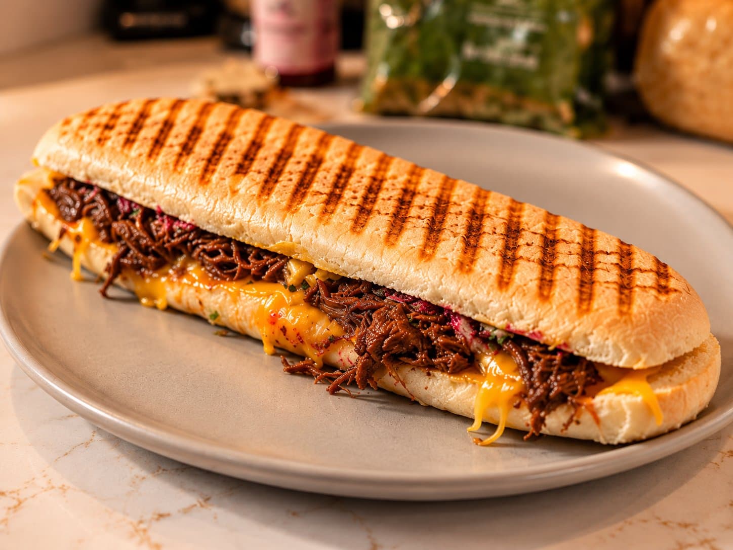 Panini STOOF·36 grillé, avec fromage fondu et pulled beef